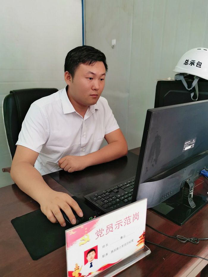 鲁立在办公室。冯翔  摄.jpg