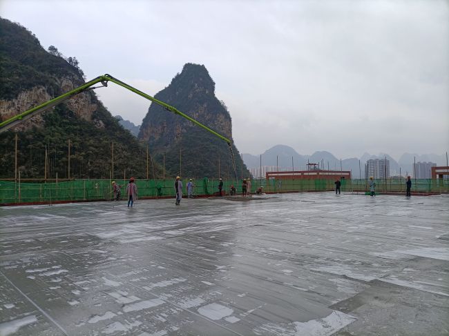 风雨操场食堂屋面层混凝土浇筑现场。陈志健 摄.jpg