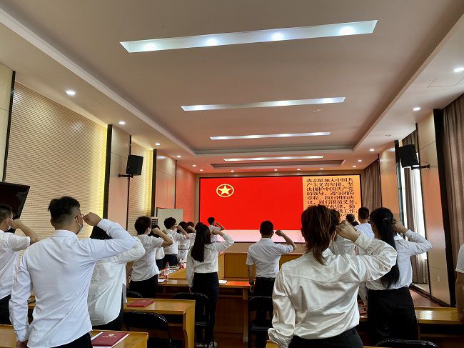 重温入团誓词；畦磋 摄（修图）.jpg