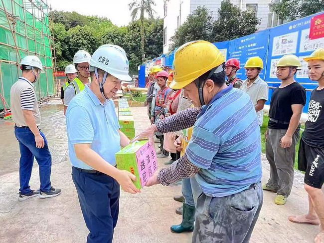 岑廷义为一线工人发放清凉饮品。 谢秋云 摄（650图）.jpg