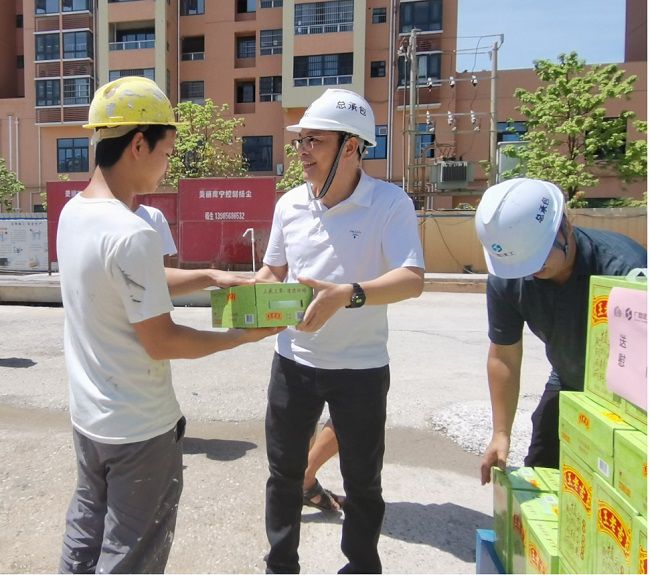 发放慰问品。潘文君 摄（修图）.jpg