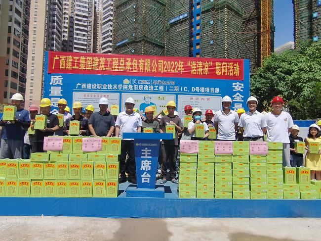 ”送清凉“慰问活动合影。潘文君 摄（修图）.jpg