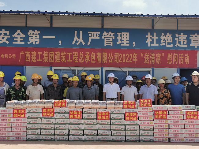 慰问活动合影。王瑾贞 摄（修图）.jpg