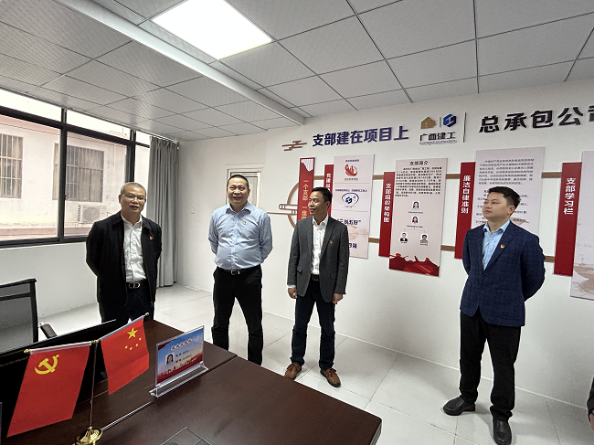 邓少新参观项目党员活动室。蔡怡灵 摄（修图）.png