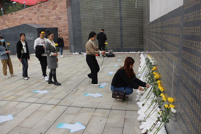 献花。张钊林  摄（修图）.jpg