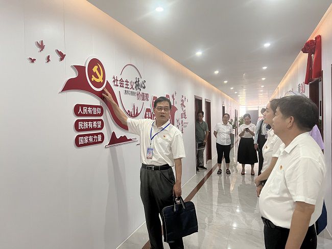 参观党建文化长廊。卢丽君 摄（修图）.jpg