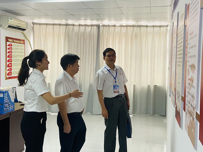 参观党员活动室。卢丽君 摄（修图）.jpg