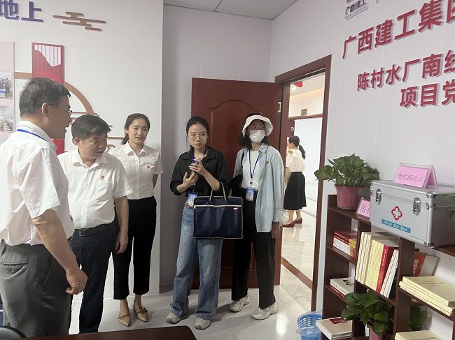 查看党建设施配备情况。卢丽君 摄（修图）.jpg