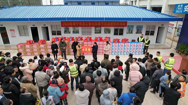 送温暖现场。（修图）.jpg