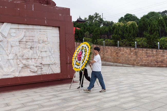 敬献花圈（修图）.jpg