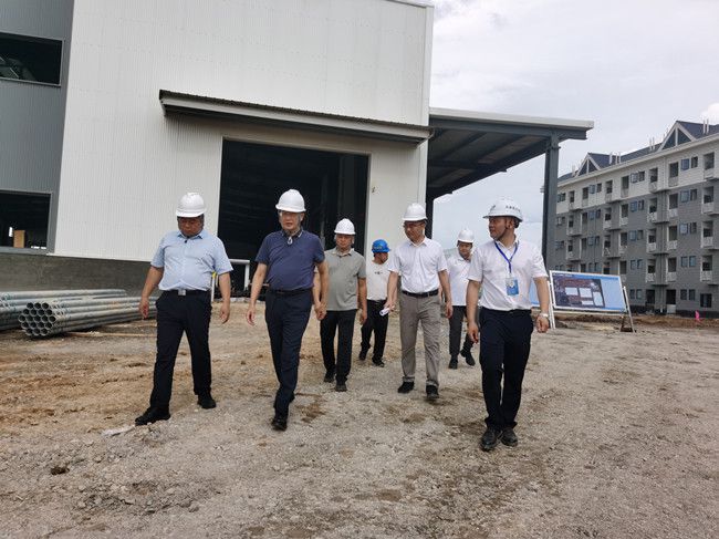 何朝建在项目现场；蒲茉笊悖ㄐ尥迹.jpg