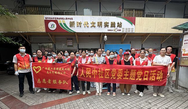 总承包公司志愿者与社区工作人员合影。王莹摄（修图）.jpg
