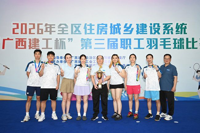 1779153206101507.jpg 10总承包公司相关领导与冠军队伍合影留念(修图).jpg