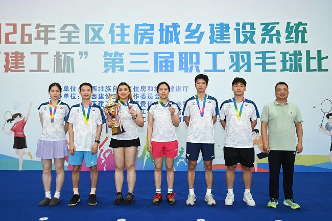 1779153252899364.jpg 3喻俊明为冠军队伍颁奖(修图).jpg
