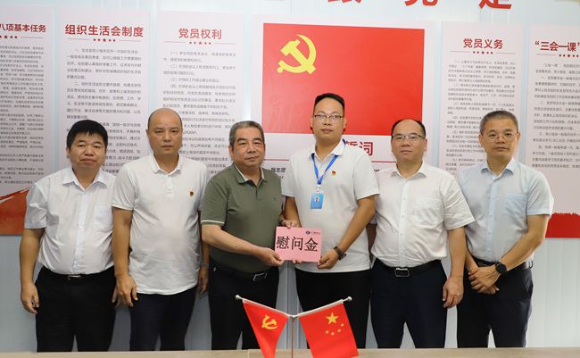 陈家坚为项目党员送上慰问金（修图版）.jpg