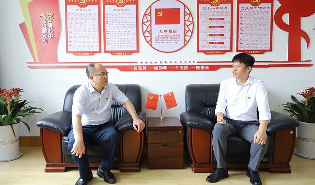 慰问党员。郑诗宝 摄（修图版）.jpg